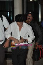 Shahrukh Khan snapped at Mumbai domestic airport in Parle, Mumbai on 19th May 2010 (4).JPG